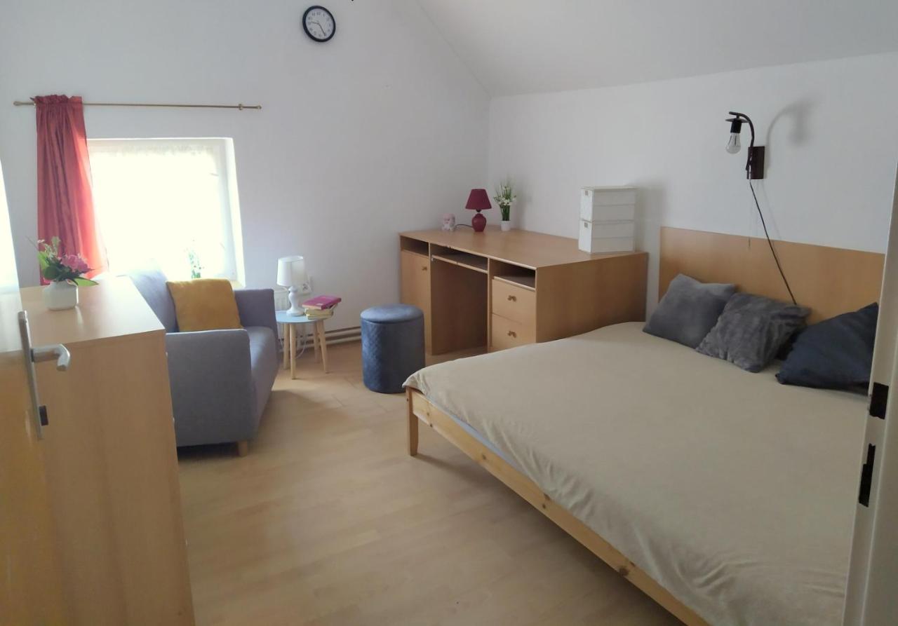 Ubytovanie Pod Cervenym Kamenom Male Karpaty Pila  Exteriér fotografie