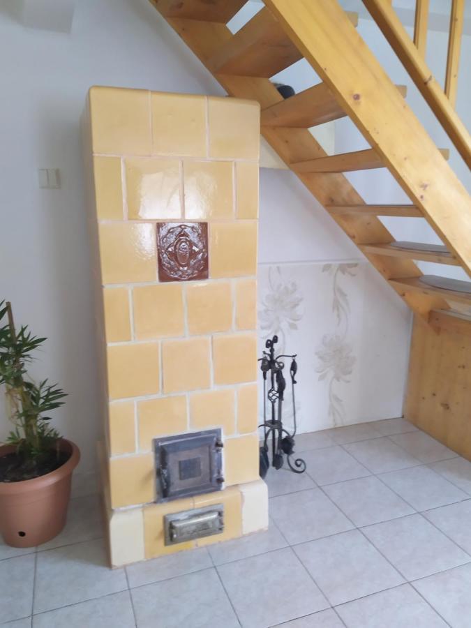 Ubytovanie Pod Cervenym Kamenom Male Karpaty Pila  Exteriér fotografie